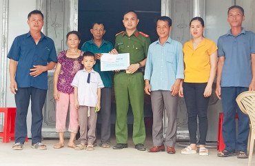 Nhân rộng mô hình “Cha mẹ đỡ đầu” tới Công an cấp xã trên địa bàn huyện Hương Khê